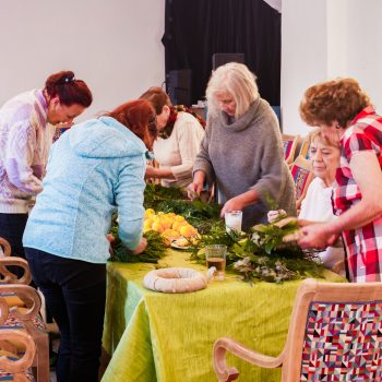 Výroba dušičkových věnců. Workshop s Jakubem Skřepským.