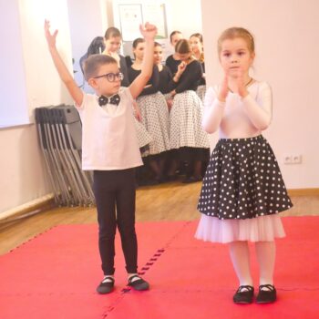 Tanec pro radost. Taneční vystoupení dětí ze souboru Rytmus. Pod vedením dobrovolnice Viktorie.